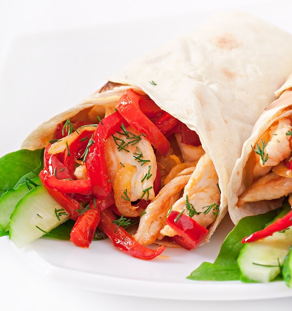 Free photo pita stuffed with chicken and peppers