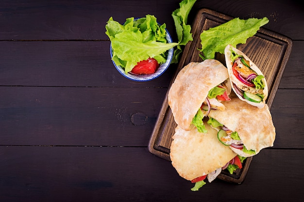 Foto gratuita pita ripiena di pollo, pomodoro e lattuga