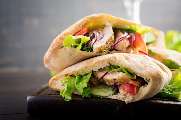 Pita stuffed with chicken, tomato and lettuce