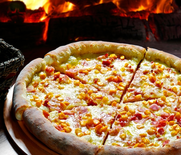 薪オーブンで焼いたピザ Premium写真