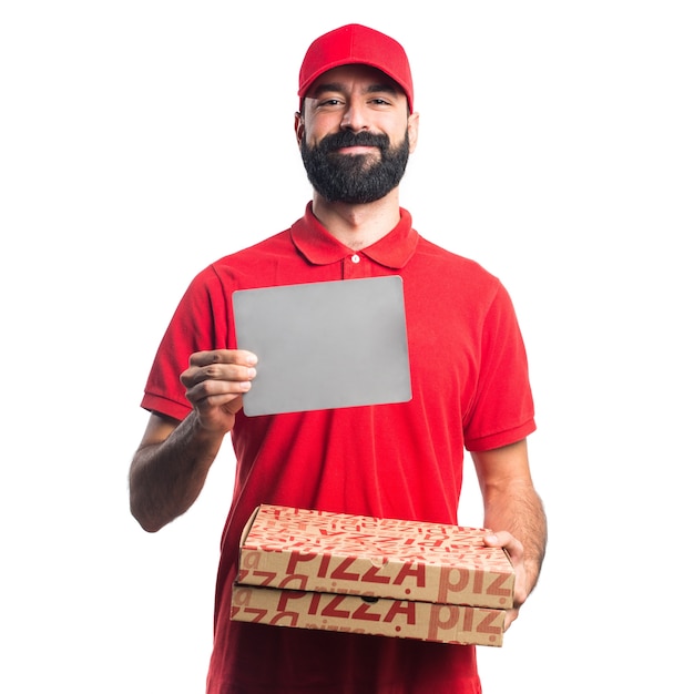 空のプラカードを持っているピザの配達人