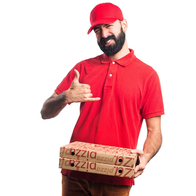 L'uomo di consegna della pizza che fa il gesto del corno