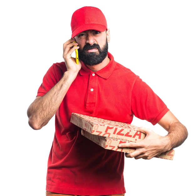 Uomo di consegna pizza che parla al cellulare