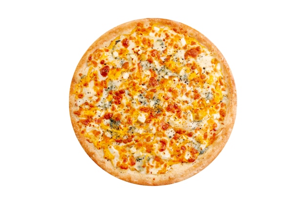 Пицца изолированная на белой предпосылке. горячий фаст-фуд 4 сыра с моцареллой и голубым сыром.