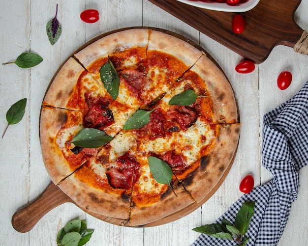 Foto gratuita margarita pizza sul tavolo