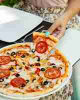 Foto gratuita pizza margherita con olive