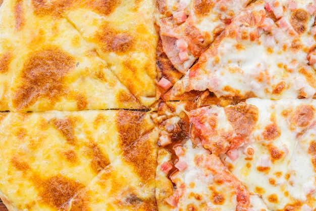 Бесплатное фото Пицца мясной любовник и сыр