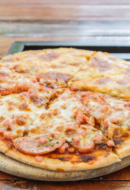 Foto gratuita pizza carne amante e formaggio