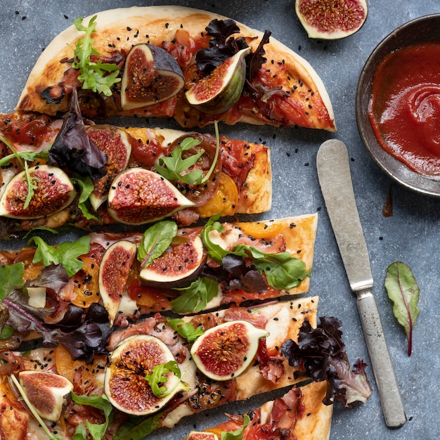 ピザモッツァレラチーズのイチジクとレタスのスライス食品写真