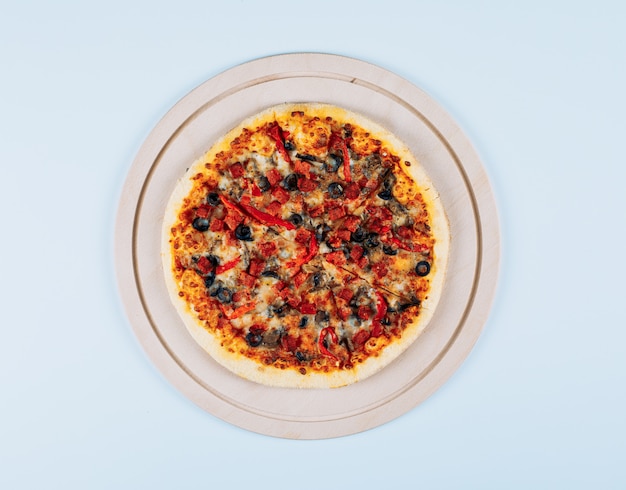 흰색 배경에 피자 보드 평면도 피자