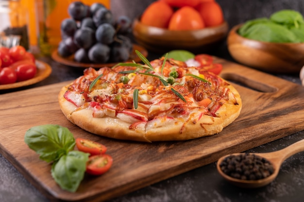 Pizza placed on a wooden plate.