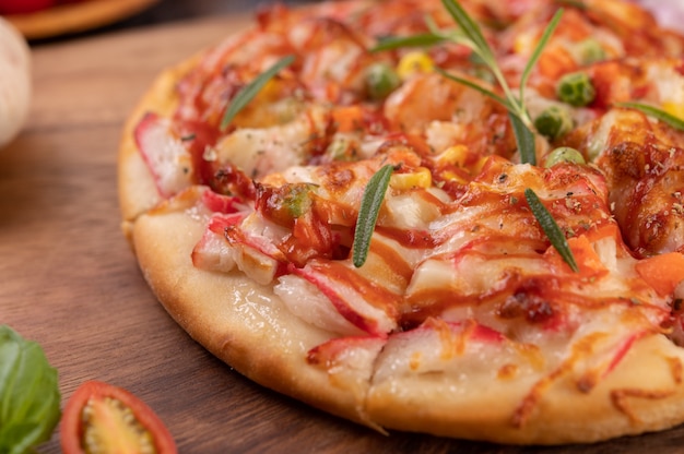 Pizza placed on a wooden plate.