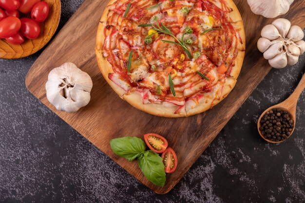 Pizza placed on a wooden plate.