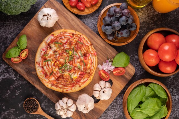 Pizza placed on a wooden plate.