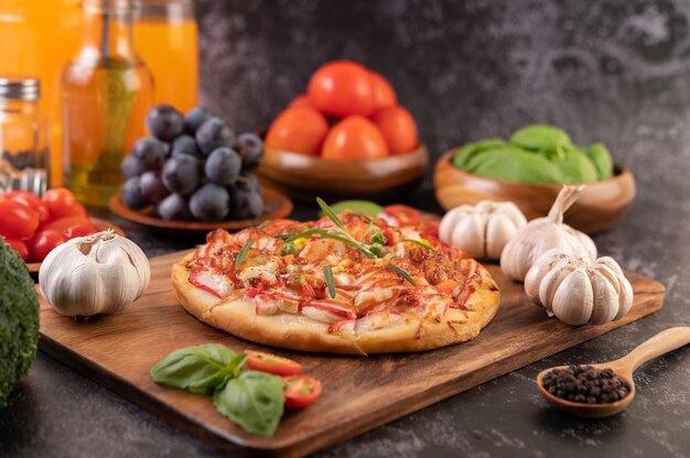 Pizza placed on a wooden plate.