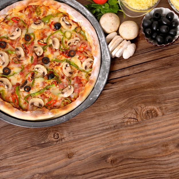 Foto gratuita pizza pronto per servire