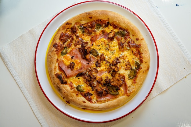 Free photo pizza on a restaurant table