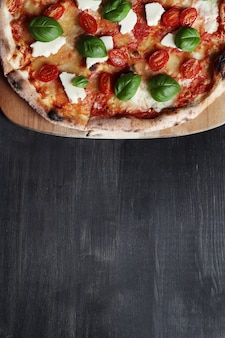 Tempo di pizza! gustosa pizza tradizionale fatta in casa, ricetta italiana Foto Gratuite