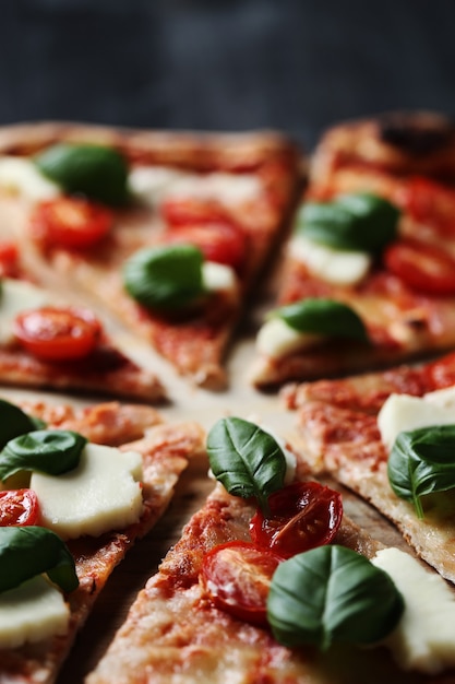 ピザタイム！おいしい自家製の伝統的なピザ、イタリアのレシピ