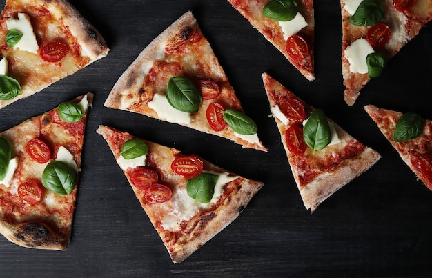 Foto gratuita tempo di pizza! gustosa pizza tradizionale fatta in casa, ricetta italiana