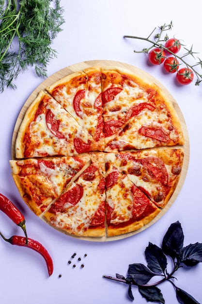 Pizza pomodori, erbe aromatiche e peperoncino Foto Gratuite