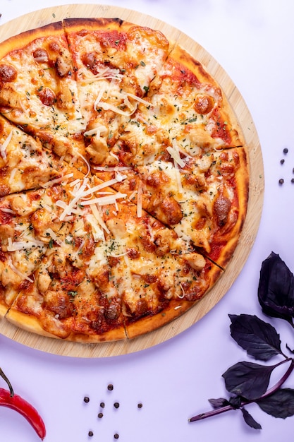Foto gratuita pizza condita con formaggio extra e basilico