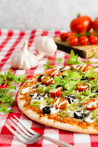 Pizza with arugula and garlic