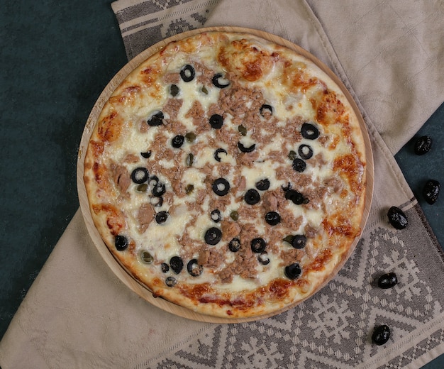 Free photo pizza with chopped meat and black olives