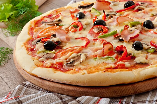 Пицца с ветчиной, грибами и оливками