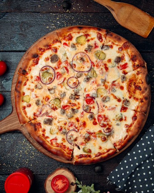 혼합 재료와 치즈 위에 피자.