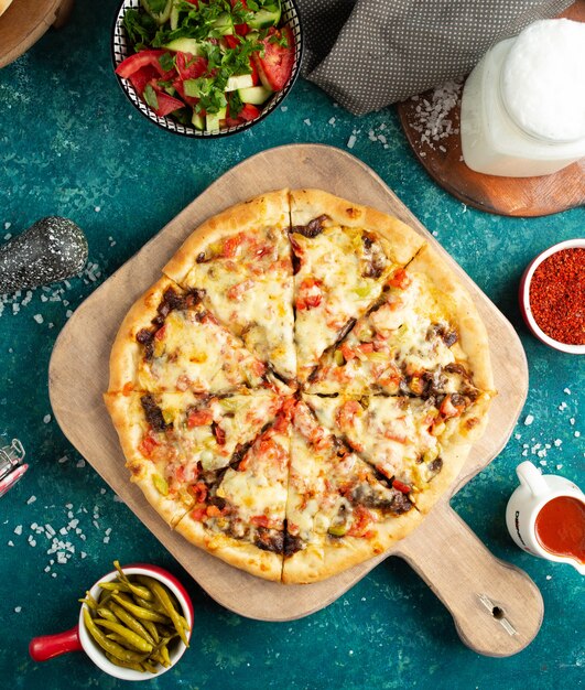 Free photo pizza with mushrooms vegetables and cheese