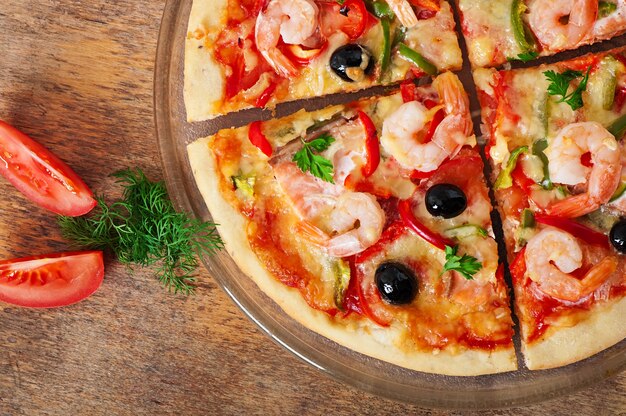Пицца с креветками, лососем и оливками