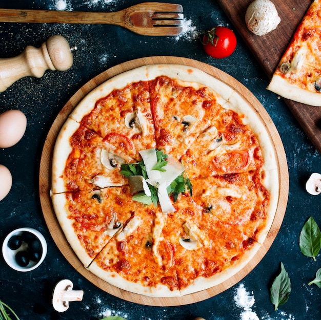 Pizza with tomato and mushrooms