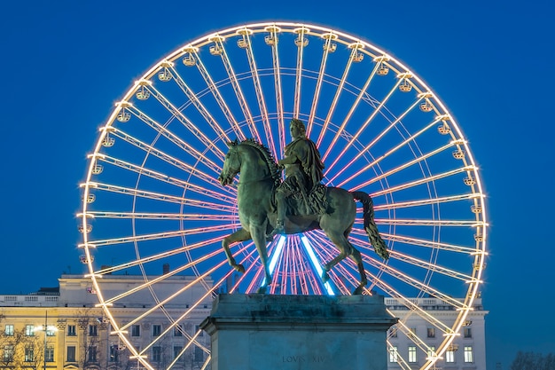 Place Bellecour, знаменитая статуя короля Людовика XIV и колесо