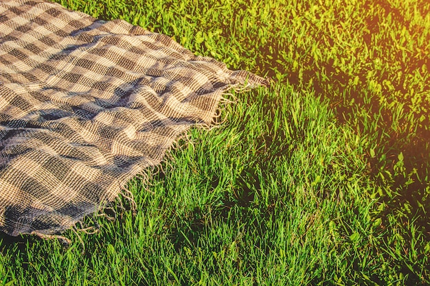 Плед для пикника на траве. выборочный фокус.