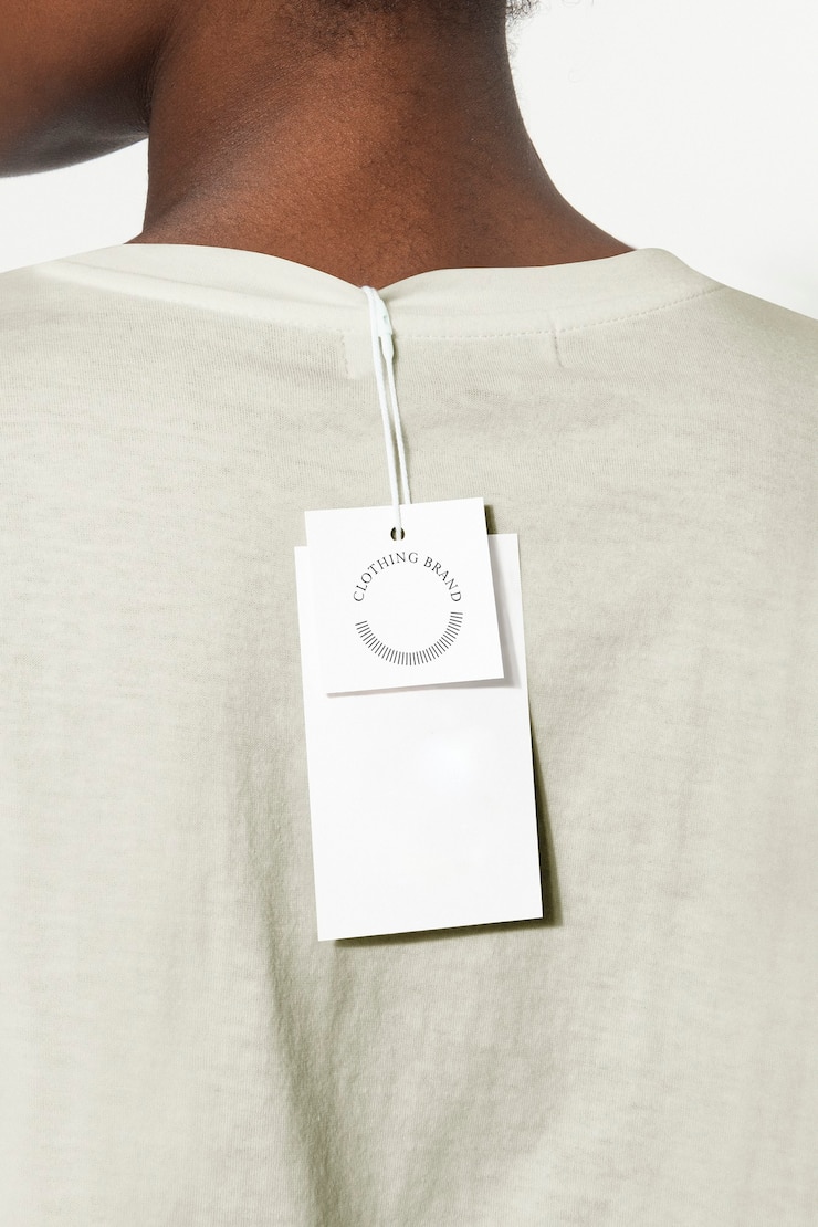 Free Photo plain clothing price tag close up