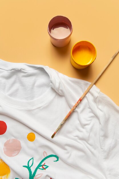 DIYペイントデザインの無地の白いTシャツ