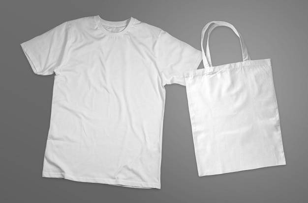 Композиция из простой белой футболки и большой сумки