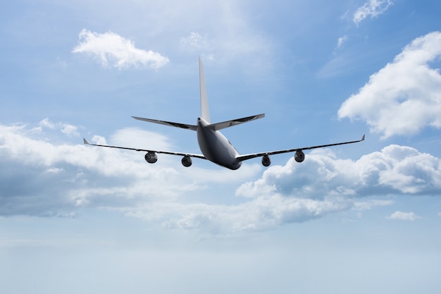 雲の背景に飛んで飛行機