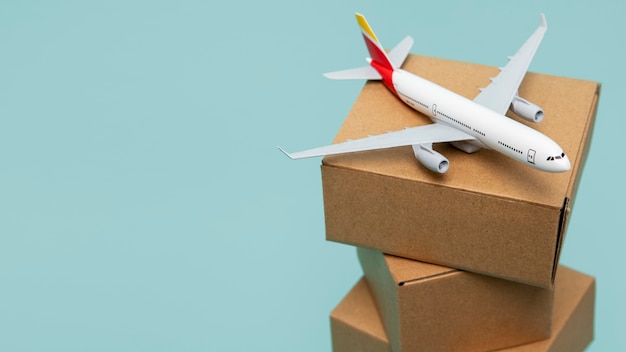 Бесплатное фото Самолет на картонных коробках под высоким углом