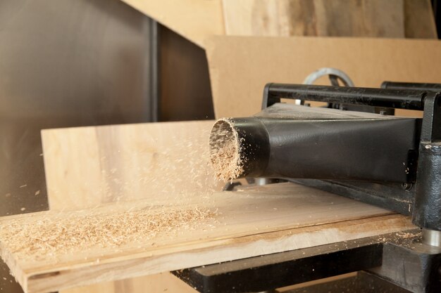 Строгальная машина уменьшает толщину деревянной доски