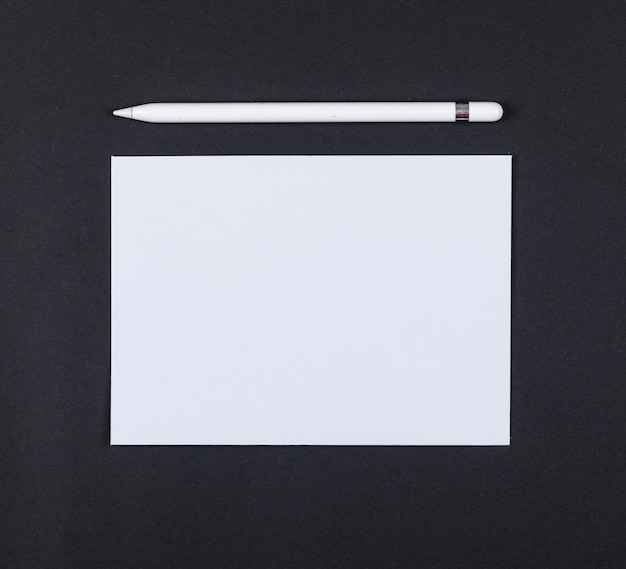 Foto gratuita concetto di pianificazione con la matita, carta sulla vista superiore del fondo nero. spazio per il testo. immagine orizzontale