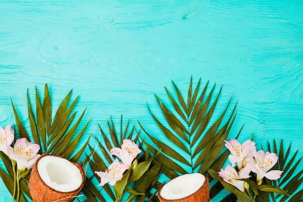 신선한 코코넛과 꽃으로 식물 잎
