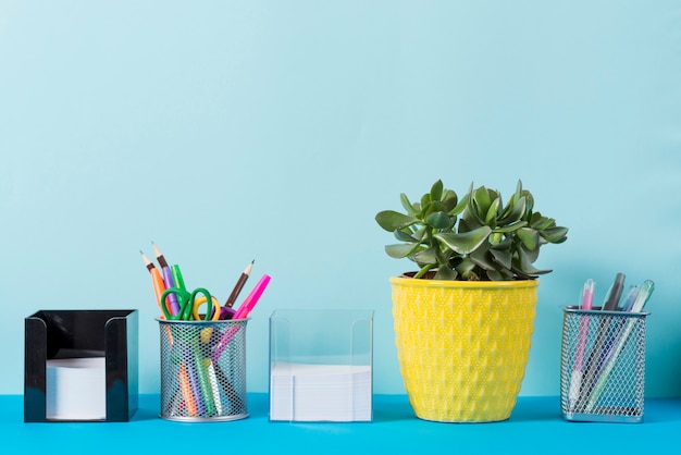 Minimalist ofis masası organizasyonu