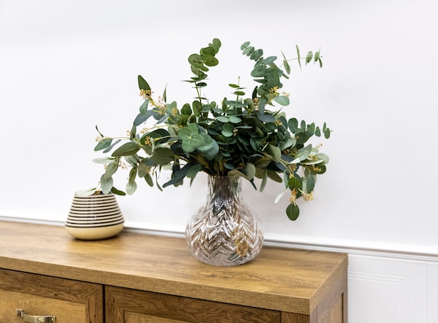 Растение в вазе на деревянной мебели под высоким углом