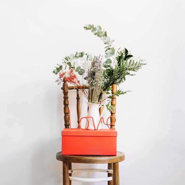 의자에 식물과 상자