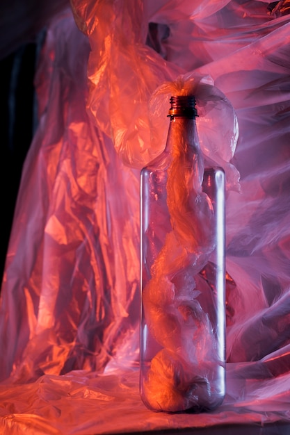 Концепция цвета пластикового пакета с бутылкой
