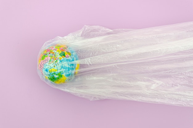 Foto gratuita sacchetto di plastica con pianeta terra all'interno