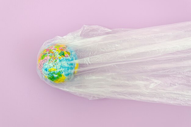 Пластиковый пакет с планетой Земля внутри