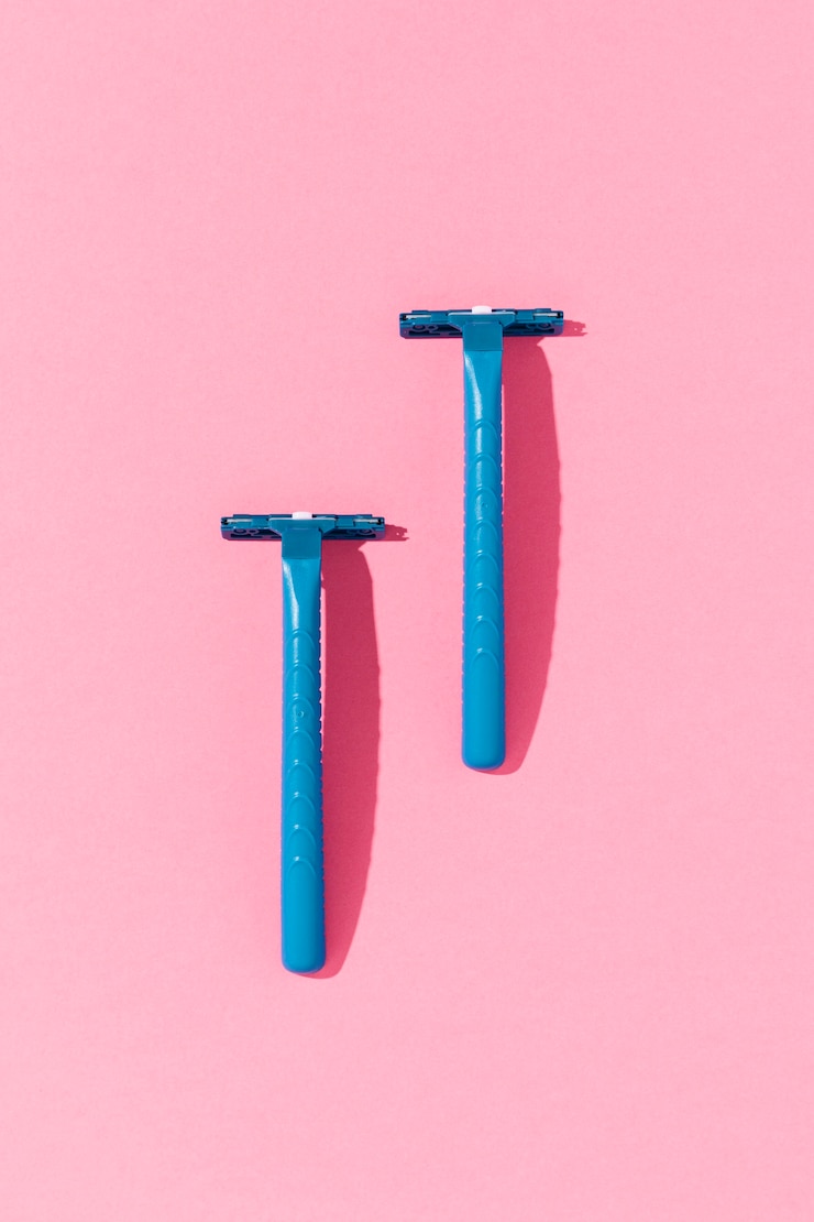 Free Photo plastic blue razor blades on minimalist background